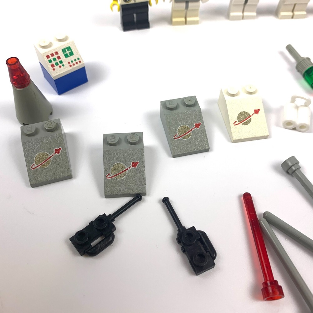 Lego Lot Space VTG‎ White Gray Moon Red White 6 Minifigures Accessories - Picture 5 of 12